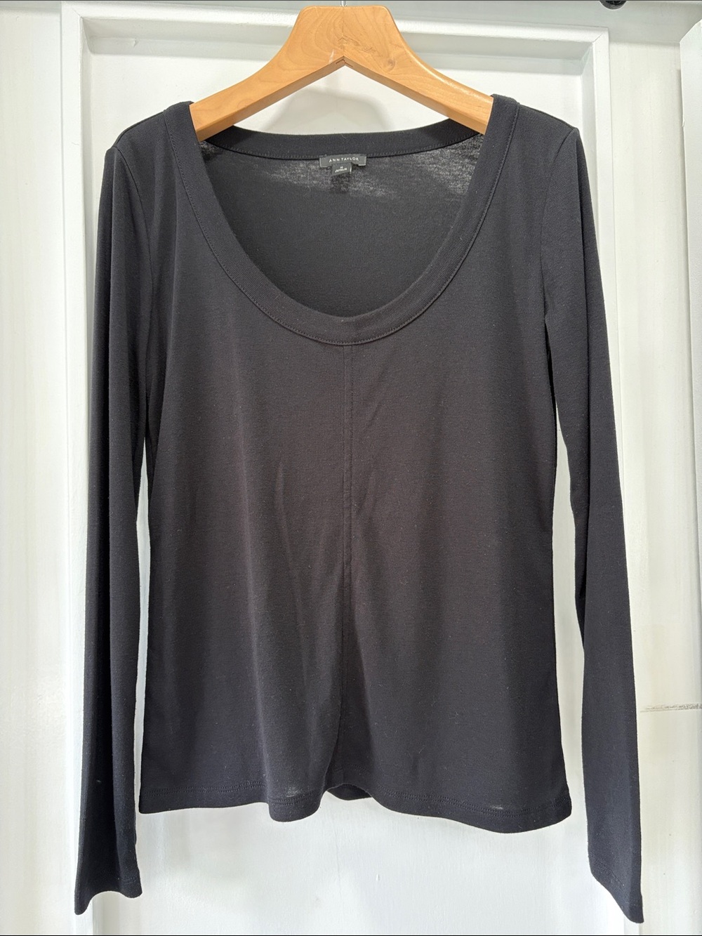 Ann Taylor Black Long-Sleeve Scoop Neck Tee Shirt Knit Top Size Medium